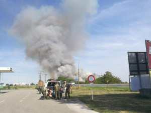 FOTO: Desítky hasičů zaměstnal požár u Rohlenky. Od kombajnu se vzňal porost na poli