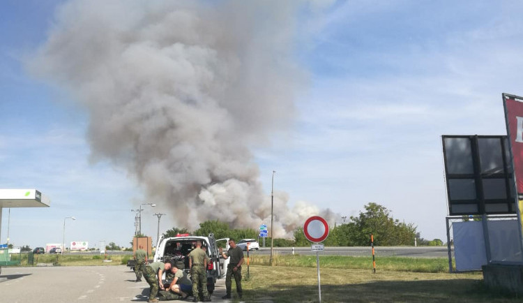Desítky hasičů zaměstnal požár u Rohlenky. Od kombajnu se vzňalo porost na poli.