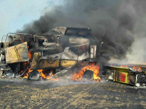 FOTO: Hasiči se v suchých dnech nenudí. Na jižní Moravě hořela pole i zemědělská technika