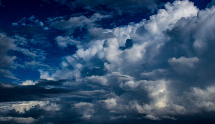 POČASÍ NA NEDĚLI: Přes den zataženo, večer se trochu vyjasní