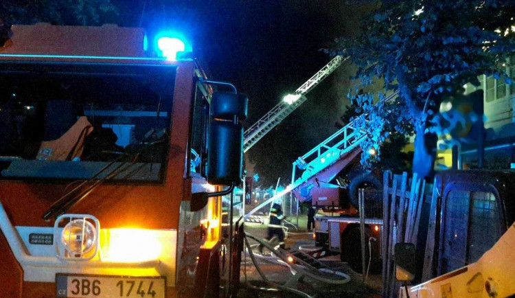 FOTO: Na Bayerově v Brně v noci hořelo, jeden hasič se zranil. Škoda jde do milionů