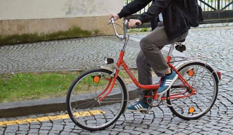 Opilý cyklista to napálil do mostku a skončil v potoce