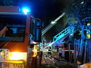 FOTO: Na Bayerově v Brně v noci hořelo, jeden hasič se zranil. Škoda jde do milionů