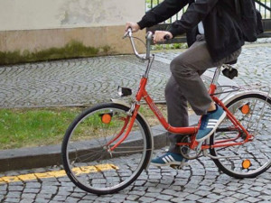 Opilý cyklista to napálil do mostku a skončil v potoce