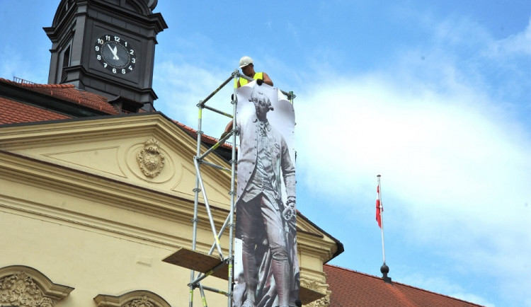 FOTO: Na Dominikánském náměstí stojí maketa sochy Josefa II., lidé rozhodnou, jestli ho tam chtějí