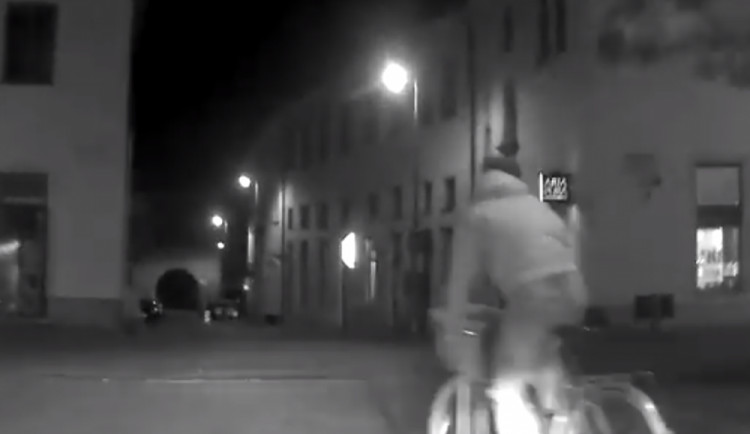 VIDEO: Na kočku a myš. Policisté v autě honili po centru Brna muže na kole