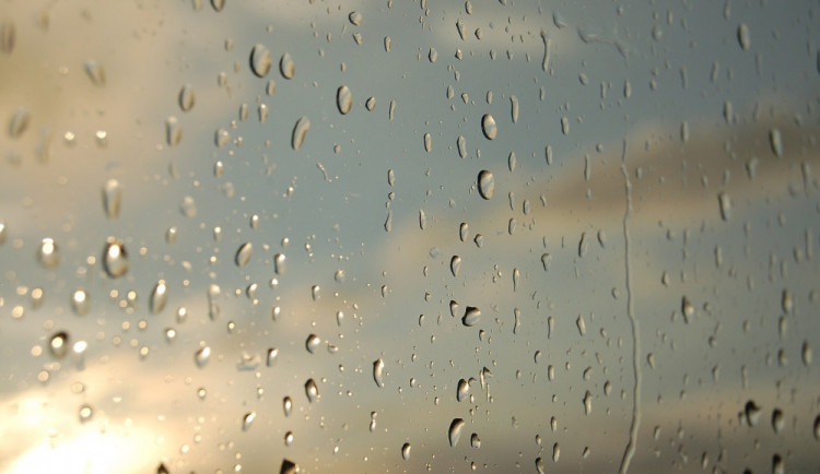 POČASÍ NA PÁTEK: Oblačno a místy přeháňky