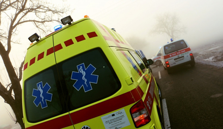 Chtěl vyměnit píchnuté kolo, spadlo na něj auto z heveru a na místě zemřel