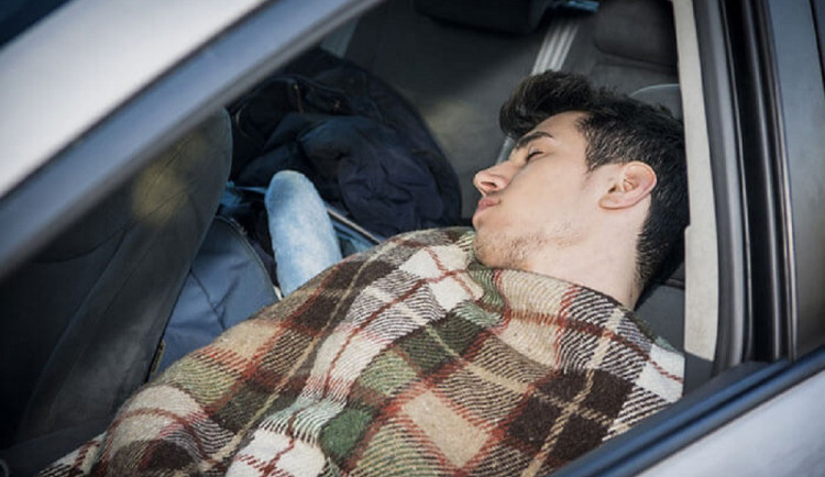 Muž spal v autě v centru Brna, napadli ho tři výrostci s železnými tyčemi