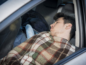 Muž spal v autě v centru Brna, napadli ho tři výrostci s železnými tyčemi