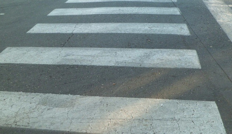 Auto v Brně srazilo mladou ženu přecházející silnici mimo přechod. Policisté hledají svědky