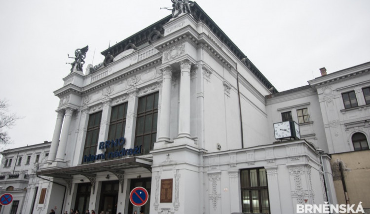 Zfetovaný muž lezl na hlavním nádraží po čtyřech a vrčel na strážníky, jednoho se pokusil kousnout