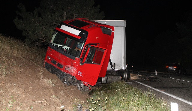 Další vyhaslý život na jihomoravských silnicích. V pondělí to řidič osobáku čelně napálil do kamionu
