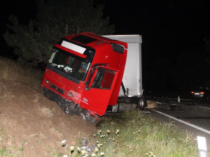 Další vyhaslý život na jihomoravských silnicích. V pondělí to řidič osobáku čelně napálil do kamionu