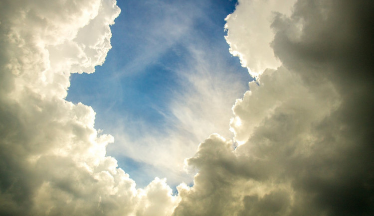 POČASÍ NA ÚTERÝ: Ráno hezky, odpoledne se zatáhne a místy sprchne