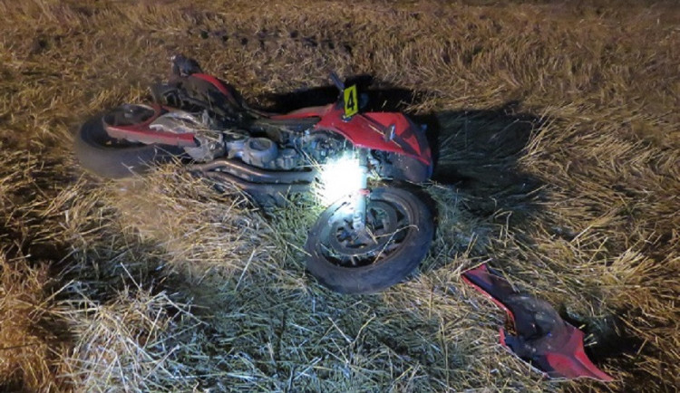 Motorkář trefil v plné rychlosti srnce. Zvíře zemřelo, řidič i spolujezdkyně utrpěli zranění