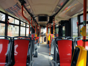 Konec propoceným cestám? Dopravní podnik vybaví desítky autobusů klimatizací pro cestující