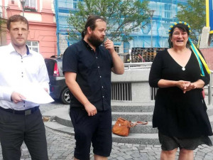 Sbírání politických bodů, teatrální gesto. Koaliční strany se opřely do Žít Brno. Ovčáček mluví o vlastizradě
