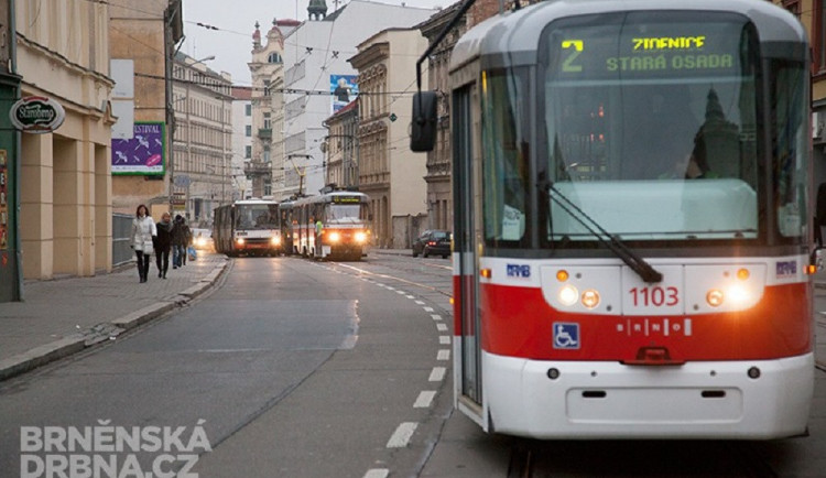 Muž seděl v Brně nahý na kolejích a blokoval šaliny