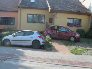 FOTO: Zhulený mladík naboural auto zaparkované u rodinného domu