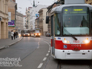 Muž seděl v Brně nahý na kolejích a blokoval šaliny