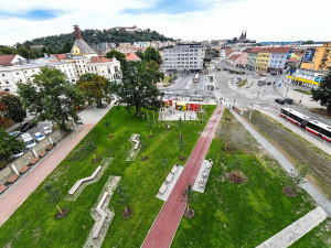 FOTO: Na Mendláku vyrostl krásný nový park s kavárnou a veřejnými toaletami zdarma