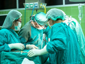 Brněnští ortopedi zvládli evropsky unikátní operaci, mladému muži zachránili nohu