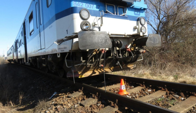 Vlak dnes ráno ve Starém Lískovci srazil muže, na místě zemřel