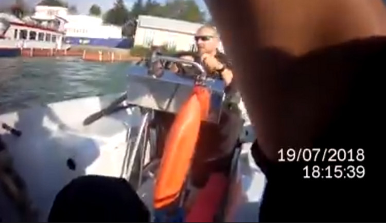 VIDEO: Mladíci ukradli na Prýglu mobil a snažili se uprchnout na šlapadle, dohonili je strážníci na motorovém člunu