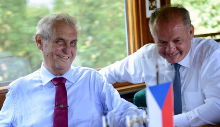 Prezident Zeman se slovenským protějškem Kiskou vyrazili z Hodonína parním vlakem do Topoľčianek