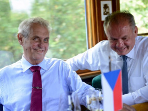 Prezident Zeman se slovenským protějškem Kiskou vyrazili z Hodonína parním vlakem do Topoľčianek