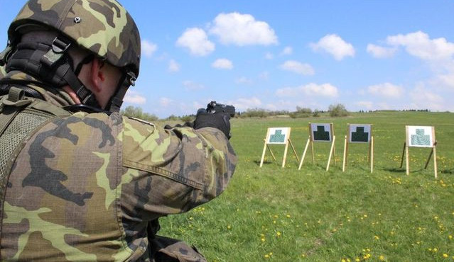 Voják z Vyškova zemřel po postřelení hlavy. Podle vyšetřování si zranění způsobil sám