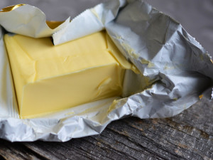 Mladý muž se v supermarketu na Dornychu pokusil ukrást téměř padesát kostek másla