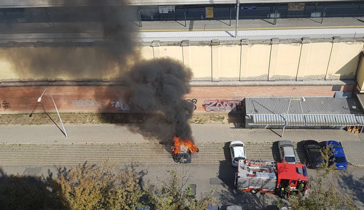 FOTO: Na parkovišti u Tesca na Dornychu vzplálo osobní auto