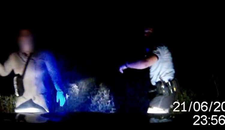 VIDEO: Mladík bez řidičáku ujížděl policistům, pasažéři z jeho auta vyskákali za šílené jízdy ven