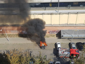 FOTO: Na parkovišti u Tesca na Dornychu vzplálo osobní auto