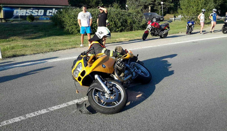 Na Brněnsku se srazil osobák s motorkářem, ten utrpěl těžká zranění