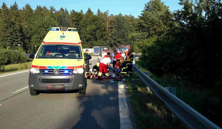 Motocyklista, kterého včera na Brněnsku smetl osobák, dnes v nemocnici zemřel