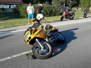 Na Brněnsku se srazil osobák s motorkářem, ten utrpěl těžká zranění