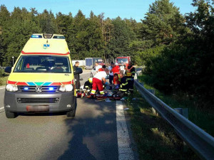 Motocyklista, kterého včera na Brněnsku smetl osobák, dnes v nemocnici zemřel