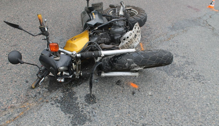 Osobák nedal přednost a smetl motorkáře i se spolujezdkyní