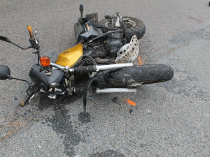 Osobák nedal přednost a smetl motorkáře i se spolujezdkyní