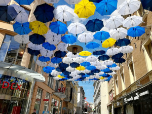 FOTO&VIDEO: Centrum Brna opět rozveselují barevné deštníky. Pomůžou dětem s autismem