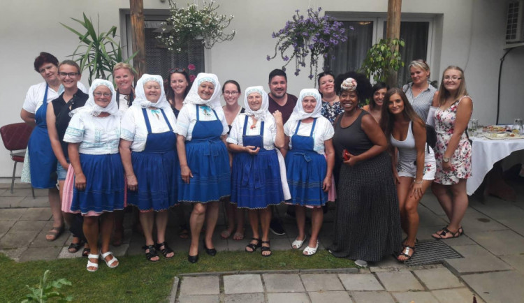 Netradiční setkání. Krojované tetičky z jižní Moravy učarovaly bloggery a youtubery z celého světa