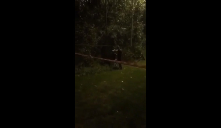 VIDEO: Vyhazovač v Chrlicích surově zmlátil mladíka, který močil na nepovoleném místě
