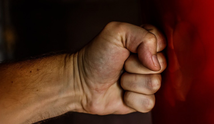 Opilý muž zmlátil v brněnské restauraci dvě ženy, třetí povalil na zem