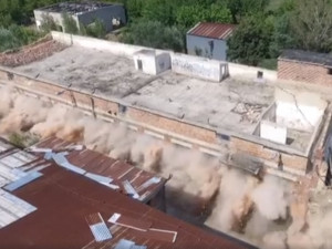 VIDEO: Hasiči odstřelili budovu legendárních UP závodů v Bučovicích