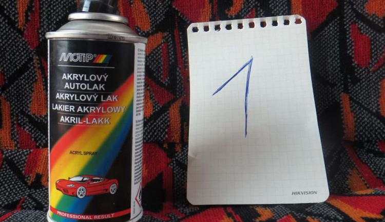 FOTO: Namol opilý mladík začal za jízdy v autobuse sprejovat