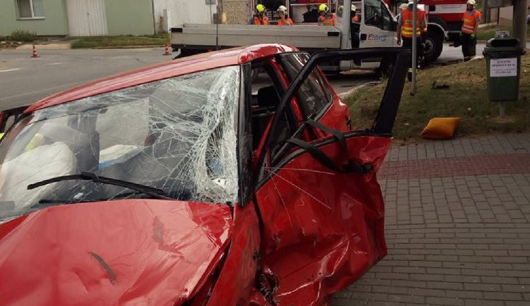 Po tragické srážce auta s dodávkou zemřel na Brněnsku postarší řidič