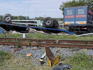 FOTO: Na přejezdu se srazil vlak s kamionem